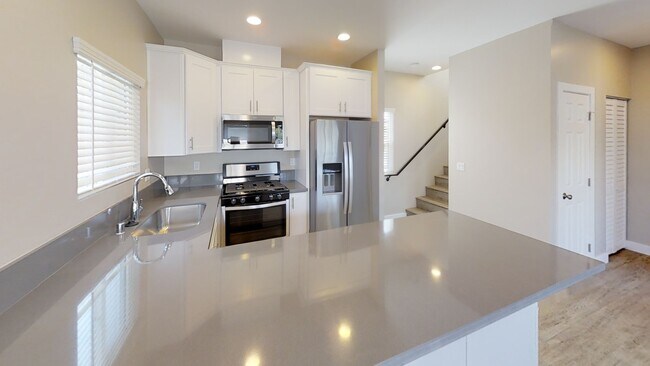 Building Photo - 5121-5123 E Falls View Dr