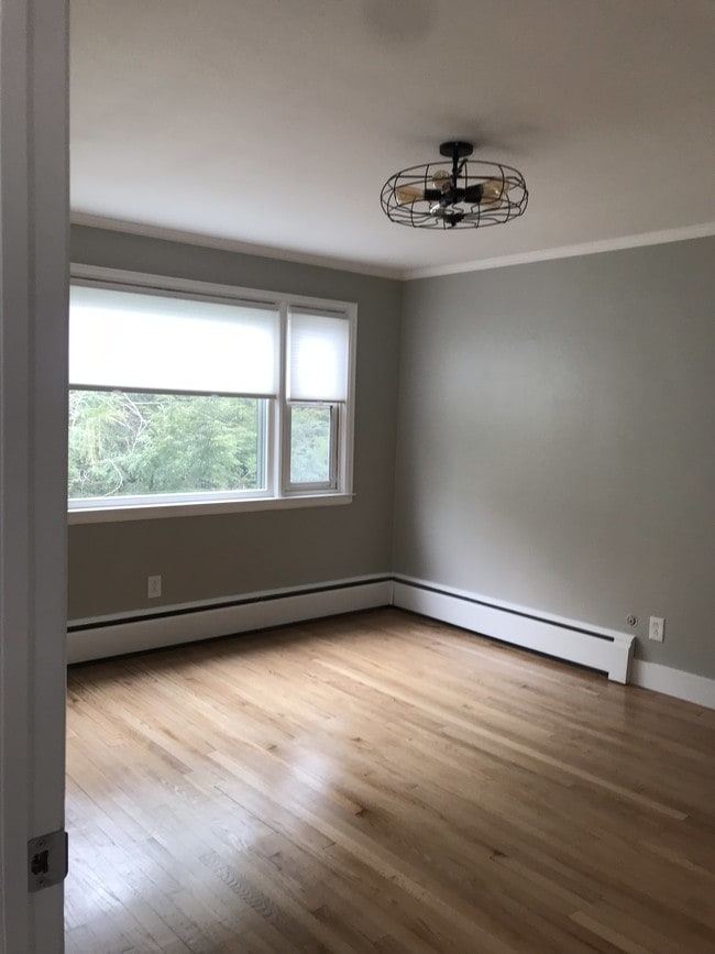 Large bedroom - 748 Feura Bush Rd