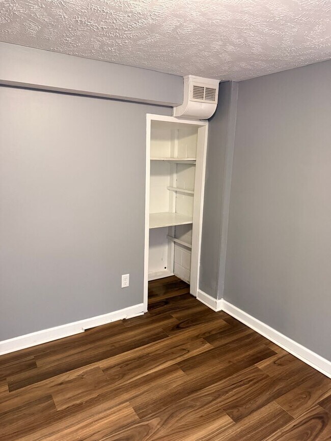 Building Photo - Newly Remodeled 4 bedroom