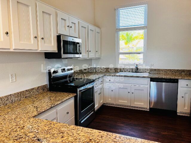 Building Photo - 2204 Plaza De Las Flores Plz