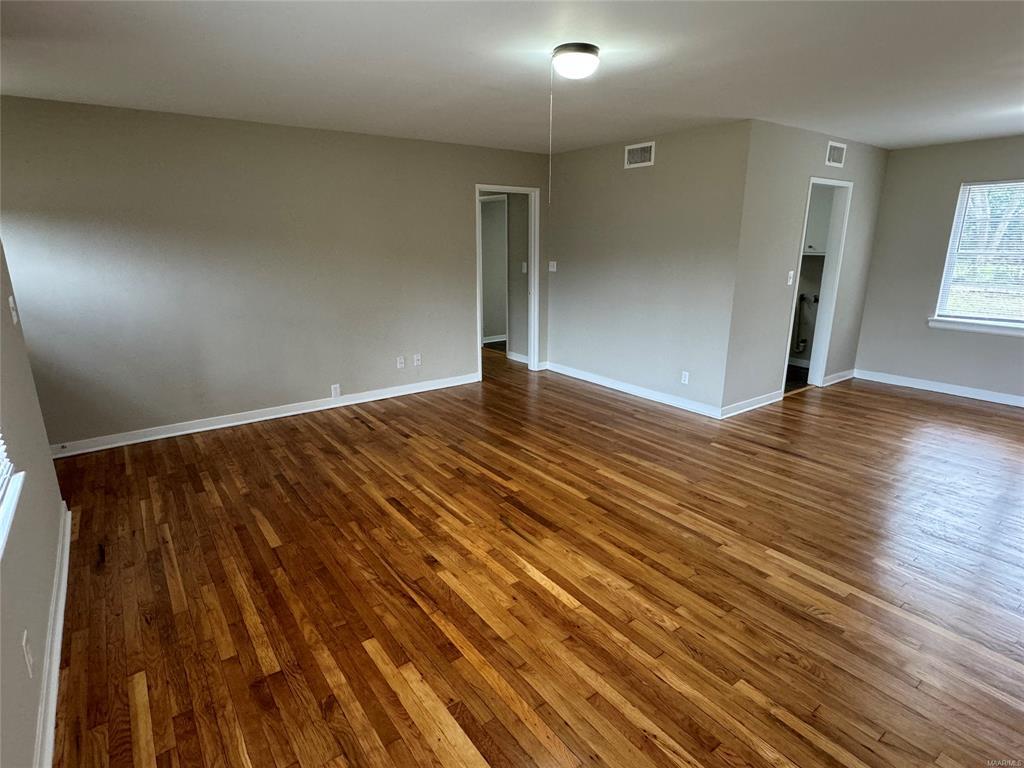 Building Photo - 990 Parkwood Dr