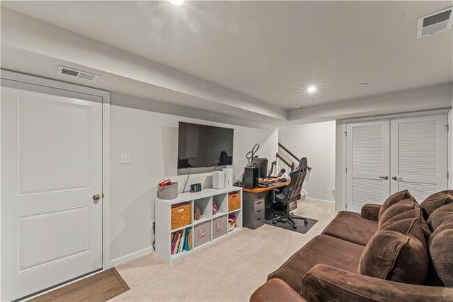 Building Photo - 484 Greenwood Dr