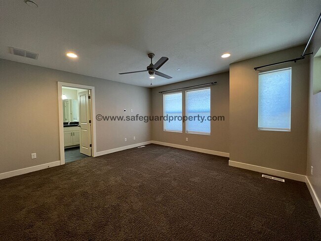 Building Photo - Stunning Townhome in Draper Creekside Comm...