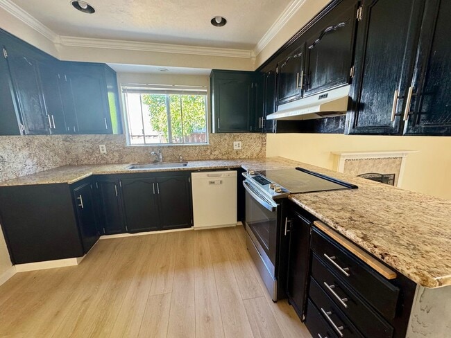 Building Photo - Remodeled 5 bedroom single level house - n...