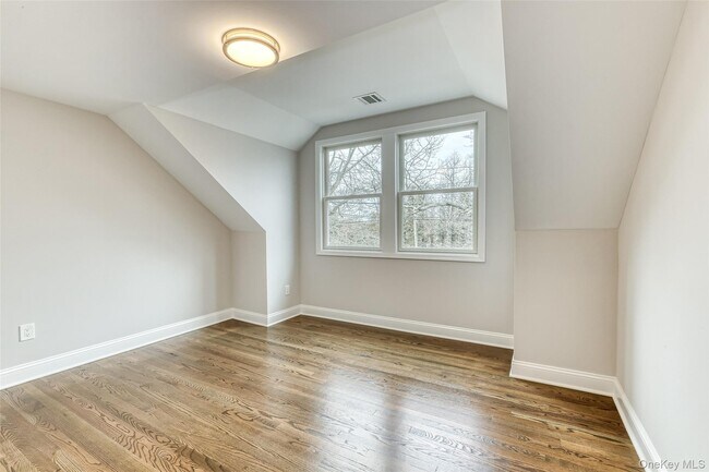Building Photo - 479 Woodbury Rd