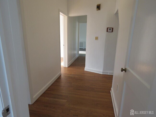 Building Photo - 475 Brace Ave