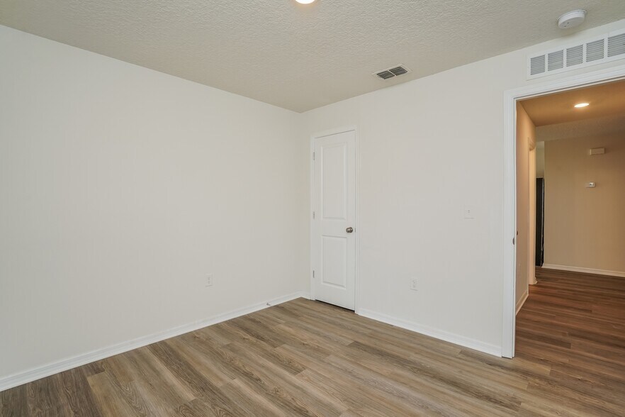 Building Photo - 2660 W Bravura Dr