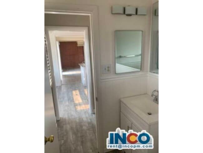 Building Photo - 4940 Lakeshore Dr