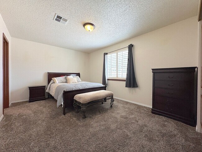 Building Photo - East El Paso 3bed/2bath Refrig A/C!