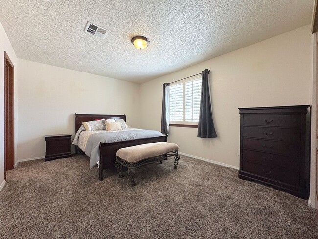 Building Photo - East El Paso 4bed/2bath Refrig A/C!