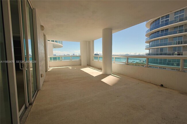 Building Photo - 1800 N Bayshore Dr