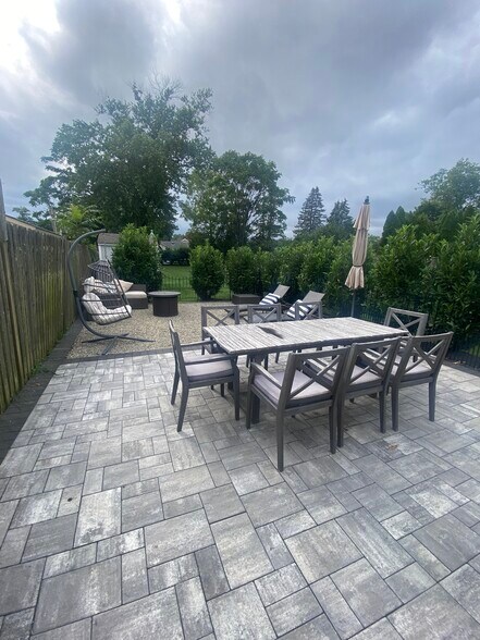 Private backyard w/ fire pit and dining area - 115 10th Ave