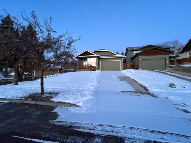 Primary Photo - 3 Bedroom / 2 Bathroom House in Prineville...