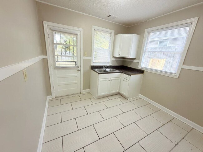 Building Photo - Charming Memphis Home with Spacious Yard – Move-In Special!