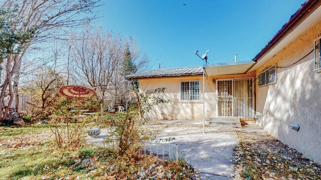 Building Photo - NORTH VALLEY 3 Bedroom  2 Bath