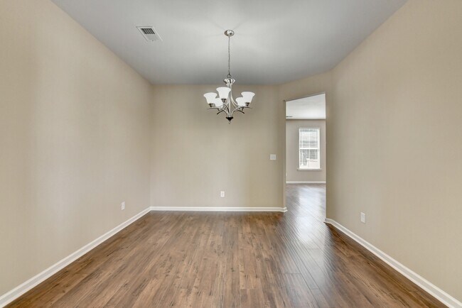 Building Photo - 707 Sand Ln SE
