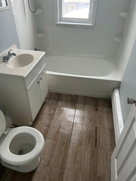 Building Photo - 168 Oak St