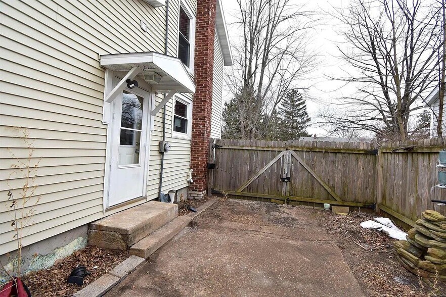 Side - 161 17th St N