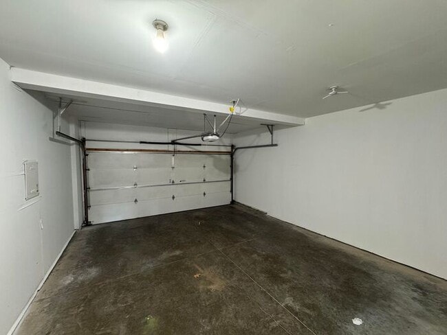 Building Photo - $1,550 | 2 Bedroom, 2.5 Bathroom Multi Floor Town Home | Pet Friendly* | Available for Immediate ...