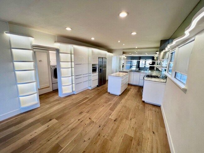 Building Photo - 1072F-A/B-PGPM-T/L-CS