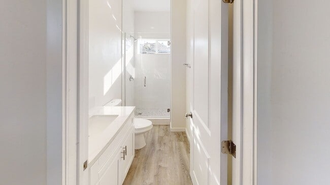 Building Photo - 4BD/2BA, Balcony Views!!
