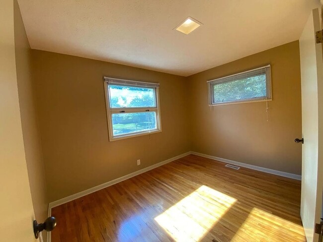 Building Photo - Inviting 3-Bedroom Home in Eastridge – Acr...