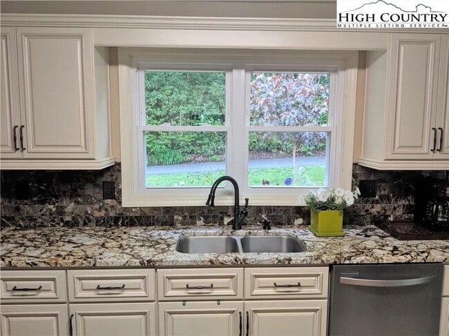 Building Photo - 162 Horseshoe Dr