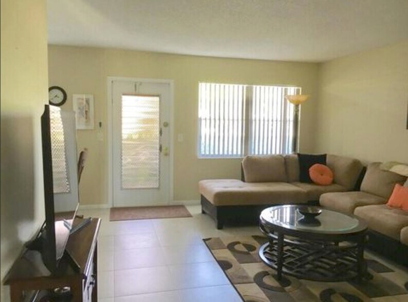 Living Room - 3004 Cornwall a