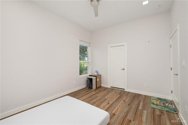 Building Photo - 2041 Lake View Dr