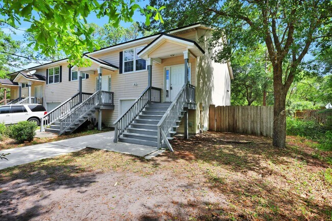 Building Photo - NEWLY RENOVATED 3 BEDROOM 2.5 BATHS TOWNHO...