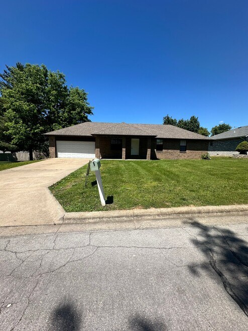Building Photo - 707 Poplar St