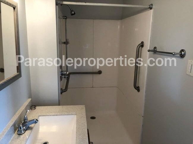 Building Photo - 919 Clay Ave