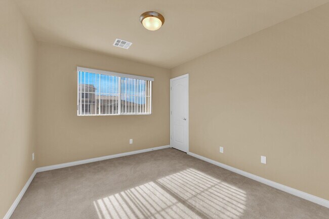 Building Photo - Beautiful 3 Bedroom Home!