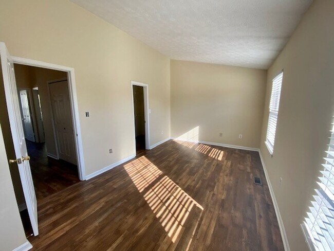 Building Photo - COMING SOON!   Gorgeous 3 Bedroom Townhome!