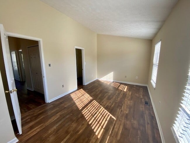 Building Photo - Gorgeous 3 Bedroom Townhome!