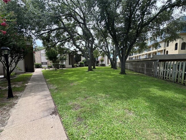 Building Photo - 7128 N Holiday Dr