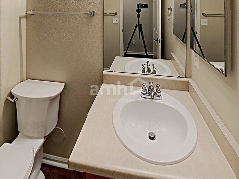 Building Photo - 810 Sunrise Dr