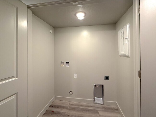 Building Photo - 2 bed, 1 bath Condo