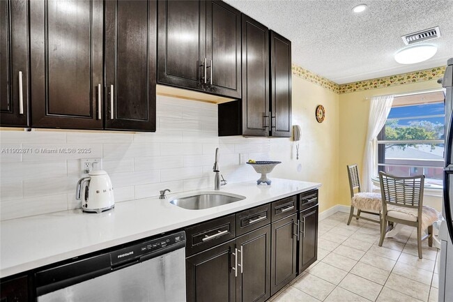 Building Photo - 1450 NW 18th Ave