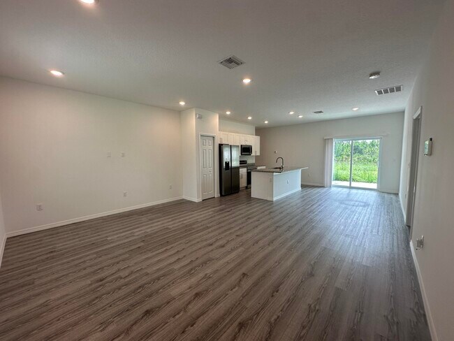 Building Photo - 466 Tobias St