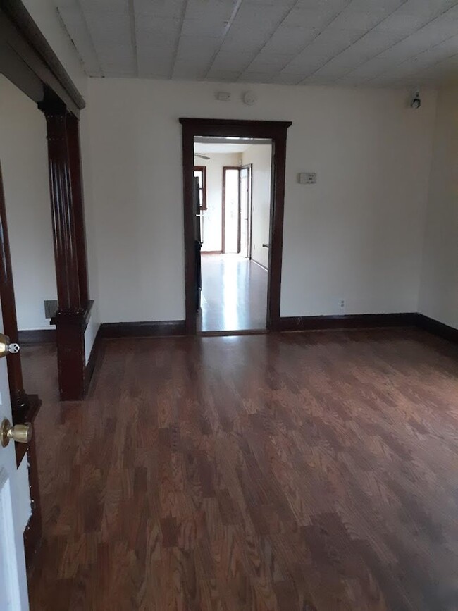Building Photo - 4 Bedroom House with Detached Garage