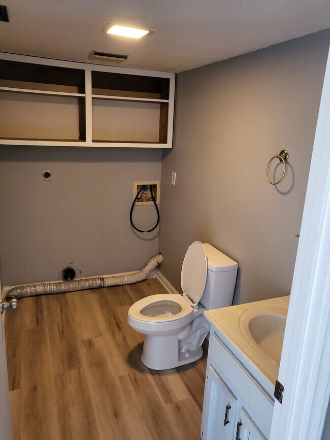 Laundry hook ups, 1/2 bath - 4905 Stratford Ln