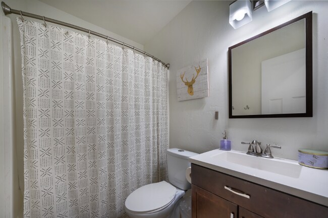 Building Photo - 1815 Lower Valley Rd