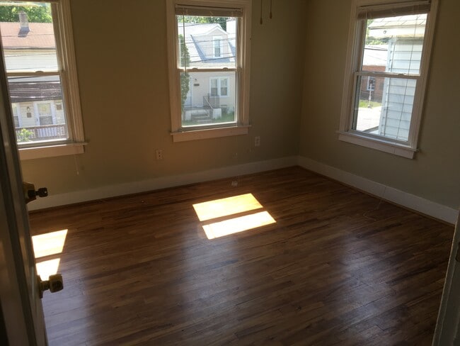 Building Photo - 70 New London Rd