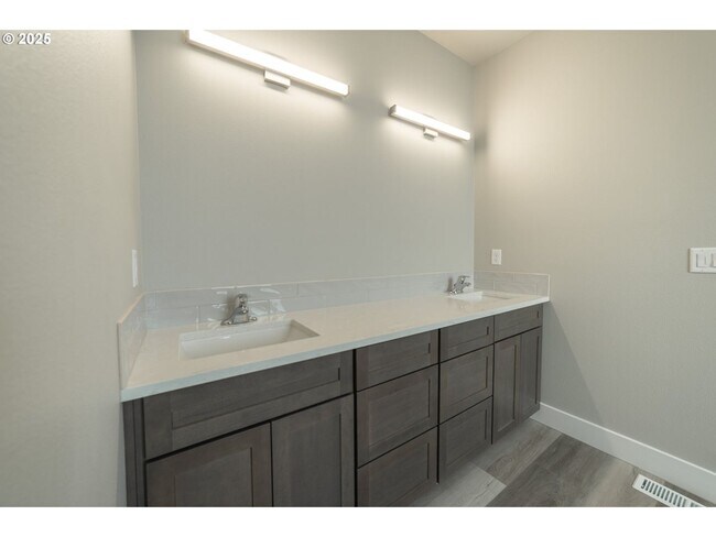 Building Photo - Stunning South Hill Home in Umatilla!!