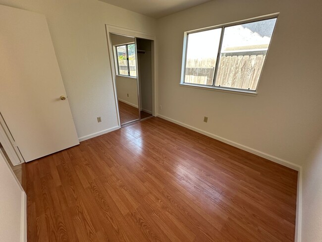 Building Photo - 405 Goldrun Dr