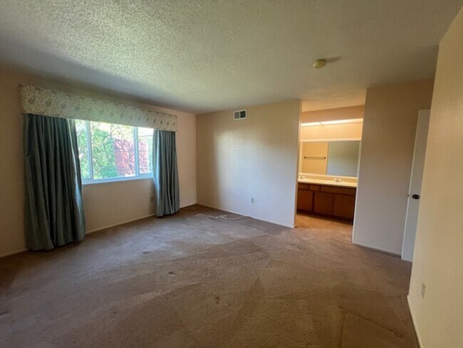 Building Photo - Beautiful 3 Bedroom, 2 Bathroom Sylmar Home! Ready for Move-In!