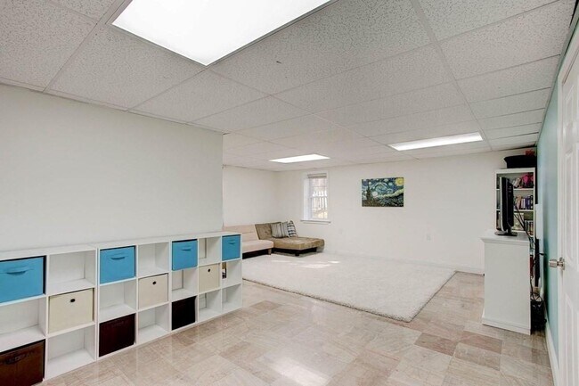 Building Photo - 16 Knoll Rd