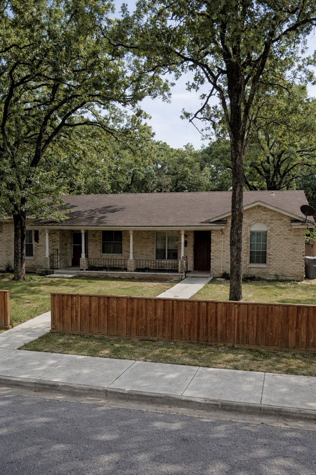 Building Photo - Remodeled 2BR Home w/ Fenced Yard – Only $1,495