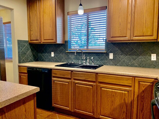 Building Photo - Beautiful 2 Bed/2.5 Bath Home in Round Roc...